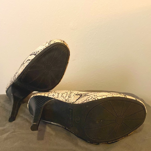 Snakeskin Print Heels - Picture 4 of 6